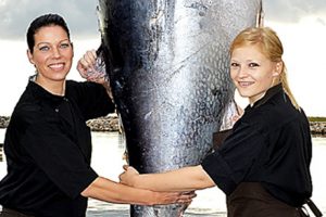 Gl. Skawbo køber tun på over 200 kg  Foto: Linné til venstre har købt endnu en over 200 kg tung tun til Restaurant »Arken« i Køge - privatfoto - Skagen Avis