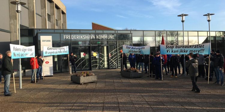 »Kamera-protester« foran rådhuset i Frederikshavn her til morgen