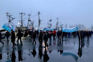 Opsigtsvækkende regnestykke - det er billigere at hugge fiske-flåden op.. foto: fra demonstrationen i Aalborg mod kameraovervågning - FiskerForum.dk