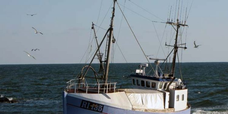 Trawler forlader Hvide sande Havn.  Foto: RI 135 Caronita Hvide Sande - Fotograf:  H.Kinch
