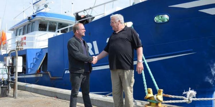 Skibshandel mellem to jagtkammerater.  Foto:  Handlen indgået mellem til venstre Lars Tarp Jensen og Kaj Jes Kristensen - begge Hvide Sande - FiskerForum