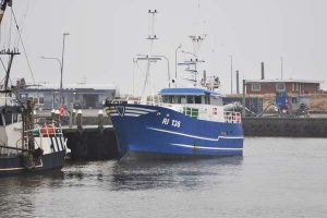 Garnskib lander godt 2 tons tunger til auktionen i Hvide Sande.  Foto: RI138 Helle Jes Hvide Sande - FiskerForum