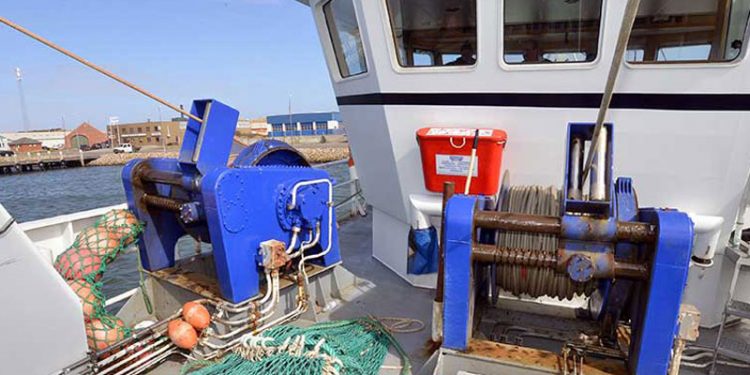 Yngre fiskere er kørt i stilling til generationsskifte  Foto: Bag ruderne i styrhuset sidder allerede fremtidens fiskere - FiskerForum