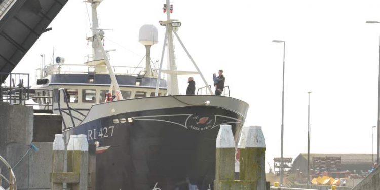 Prøvesejlads med »Anette Helene« med ny hovedmotor. Foto: Bedstemand Lukas med far i stævnen af den forlængede trawler RI 427 »Anette Helene« - FiskerForum.dk