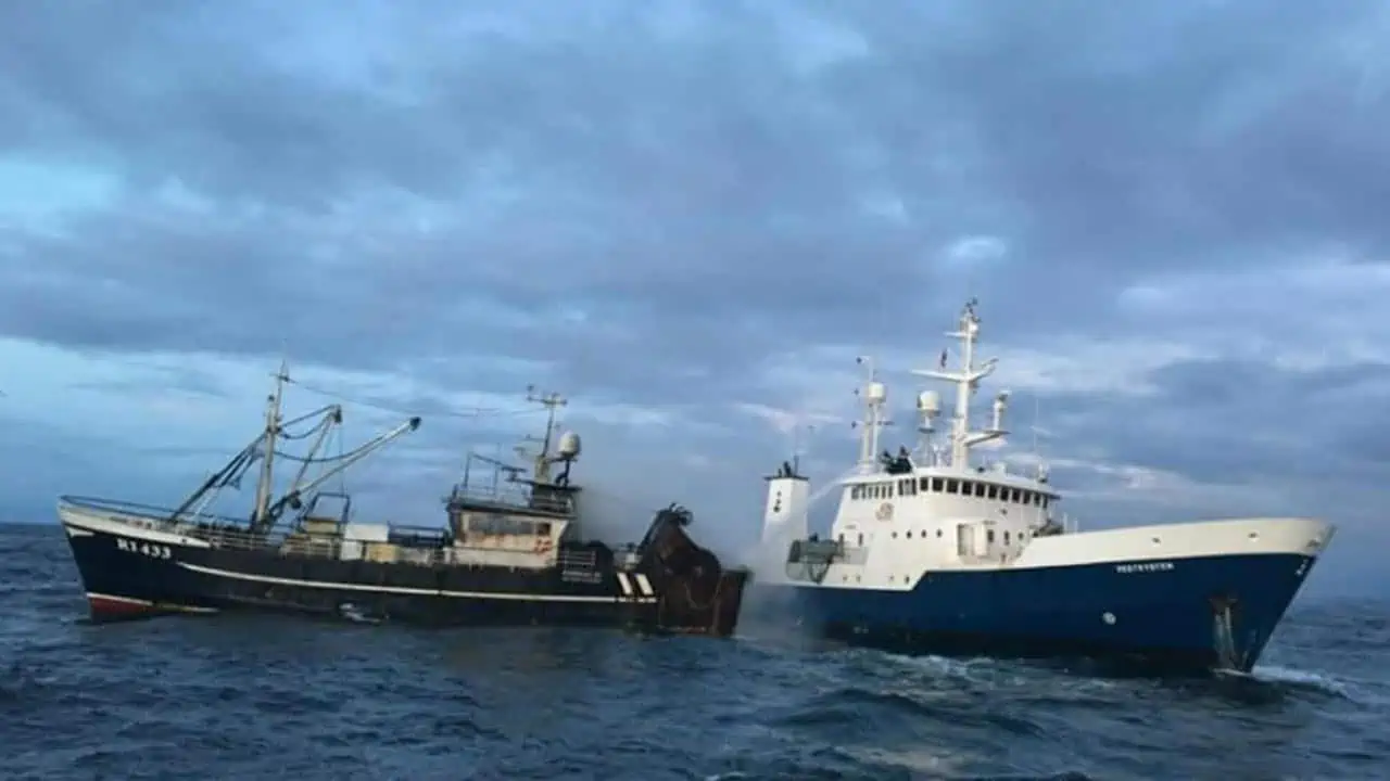 Read more about the article Opdatering: Branden i Hvide Sande Trawler slukket