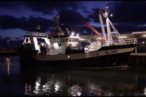 Konsum-trawlere fra Hvide Sande går i offensiven med ny profil-video.  Foto: RI 468 Juli-Ane fra ankomsten til Hvide Sande Havn - ApolloMedia