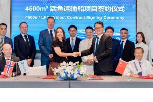 Tonje Foss og Kristian Reiten sammen med ledelsen i Nantong Rainbow Offshore & Engineering Equipment Co., Ltd på signeringsseremonien i Kina. foto: Frøy