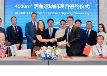 Tonje Foss og Kristian Reiten sammen med ledelsen i Nantong Rainbow Offshore & Engineering Equipment Co., Ltd på signeringsseremonien i Kina. foto: Frøy