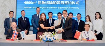 Tonje Foss og Kristian Reiten sammen med ledelsen i Nantong Rainbow Offshore & Engineering Equipment Co., Ltd på signeringsseremonien i Kina. foto: Frøy