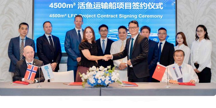Tonje Foss og Kristian Reiten sammen med ledelsen i Nantong Rainbow Offshore & Engineering Equipment Co., Ltd på signeringsseremonien i Kina. foto: Frøy