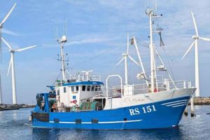 Efter fire årtier til søs advarer fiskeskipper Ejner Thomassen med RS 151 »Ejca« om, at faldende fiskebestande skyldes forurening og spildevand – ikke overfiskeri – og han peger samtidig på de store konsekvenser det er for de mindre havne og lokalsamfund. foto: Ejca