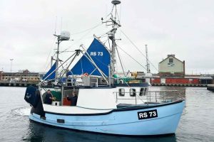 Når politikere taler om fremtidens fiskeri, peger de ofte på det kystnære, skånsomme og lokalt forankrede fiskeri som vejen frem. Alligevel er det netop dette fiskeri, der nu er i skudlinjen, når nye lukninger af kystnære områder i Kattegat og Bælthavet truer mindre trawlfartøjer og enmands-virksomheder. foto: RS 73 Annika