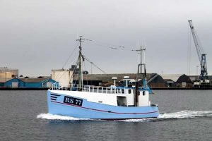 Når havet ikke vil slippe èn  Foto: skipper Lars Petersen fra Bønnerup Strand med sin nye 20 tons kutter - OleP