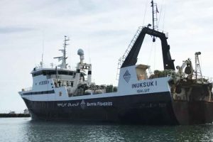 Det er rederiet Thor i Hósvík, der netop har sat deres signatur på en kontrakt, om køb af den canadiske trawler »Inuksuk I«, som nu vender tilbage til Færøerne. foto: Thor rederi