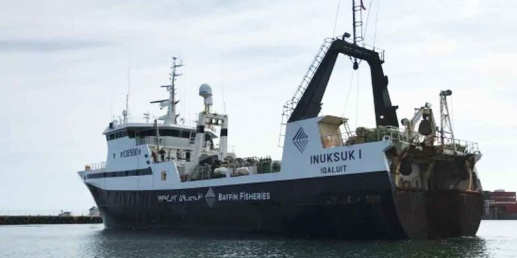 Det er rederiet Thor i Hósvík, der netop har sat deres signatur på en kontrakt, om køb af den canadiske trawler »Inuksuk I«, som nu vender tilbage til Færøerne. foto: Thor rederi