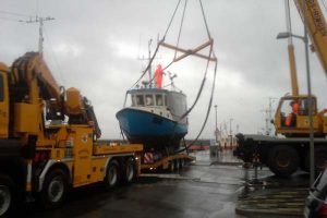 Bjærgning af kutter i Thyborøn Havn.  Foto: bjærgning af glasfiberkutteren Skarp