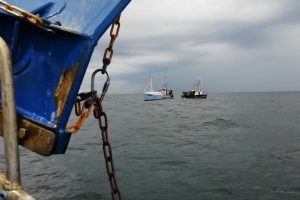 Hurtig pumpehjælp fra tililende trawler holdt Soraya flydende