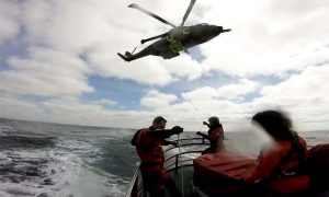 Helikopterøvelse første pinsedag.  Foto: Redningsøvelse ud for Hvide Sande Havn - Fotograf: Søren Lomme