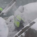 Kraftig snefygning og hård østenvind gav fredag morgen alvorlige problemer i Hanstholm Havn, hvor et lokalt fiskefartøj sank – mens flere andre kuttere blev reddet i sidste øjeblik. foto: Redningsstation Hanstholm