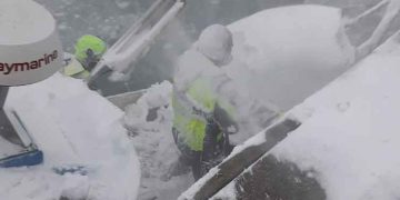 Kraftig snefygning og hård østenvind gav fredag morgen alvorlige problemer i Hanstholm Havn, hvor et lokalt fiskefartøj sank – mens flere andre kuttere blev reddet i sidste øjeblik. foto: Redningsstation Hanstholm