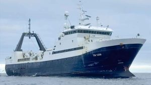 Kort tid efter fulgte trawleren **Hvítanes**, der landede 420 tons rejer – en fuld last. foto: Egil Horn Fiskur.fo