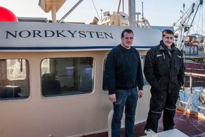 Barndomsvenner deler nu trawler sammen  Billede: Peder Muff Nielsen og Christoffer Iversen ombord på RI 428 »Nordkysten« - FiskerForum.dk