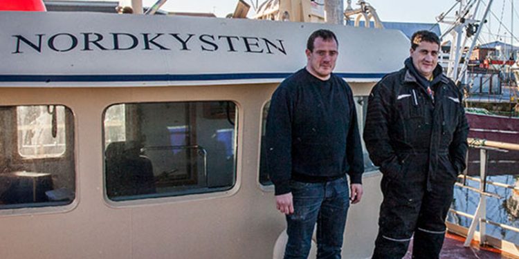 Barndomsvenner deler nu trawler sammen  Billede: Peder Muff Nielsen og Christoffer Iversen ombord på RI 428 »Nordkysten« - FiskerForum.dk
