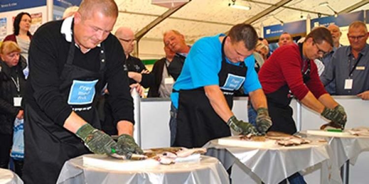 Hirtshals-virksomheder viste deres kunnen på fiskerimessen DanFish 2013.  Foto: fra konkurrencen rødspætteflåning DanFish 2013 - Hirtshals Havn
