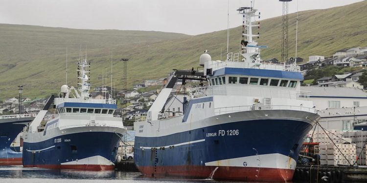 Færøerne: landinger på den næststørste ø Eysturoy med partrawlerne Rokur og Lerkur i Runavik
