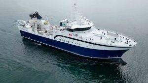 Grønlandsk trawler i dramatisk kollision med isbjerg i tæt tåge foto: Royal Greenland