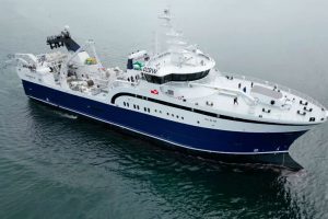 Grønlandsk trawler i dramatisk kollision med isbjerg i tæt tåge foto: Royal Greenland