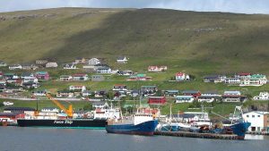 Runavík er en af de største havne på Færøerne, og dens betydning for fiskeriet kan ikke overvurderes. Med dybe kajer og stor kapacitet er det en travl havn, hvor både store og små fartøjer lægger til med deres fangster. Havnen understøtter mange af de færøske fiskeindustrier og er et vigtigt knudepunkt for eksport af fisk. foto: Wikip