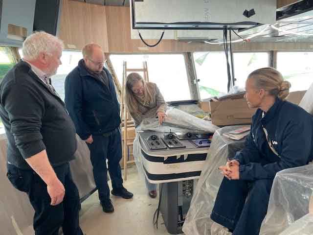 Efter kaffemødet blev der også tid til en rundvisning på Vestværftet i Hvide Sande, hvor deltagerne kunne se værftets aktuelle nybygning N-80-V »Bernt Oskar«.  foto: FiskerForum.dk