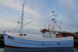 Garnbåd fra Aalbæk får monteret tidsbesparende opreder. Foto: S 530 Yokotani  nymalet og forlænget med 2 meter