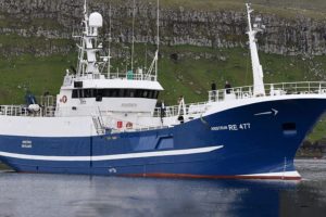 I Tórshavn landede fryse- og lineskibet Sandshavið i sidste uge en last på 54 tons frossen fisk, som de har fisket ud for Færøerne. foto: FiskerForum.dk