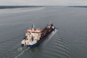 Hvert år bliver der fjernet store mængder sand fra sejlrenden ved Limfjordens udmunding, Hals Barre, for at sikre, at skibe kan sejle sikkert ind til Aalborg havn og Aalborg Portland. Det sand, der suges op, går ikke til spilde. Det bruges i stedet i cementproduktionen hos Aalborg Portland, hvilket skaber et smart og bæredygtigt samarbejde. foto: Aalborg Havn