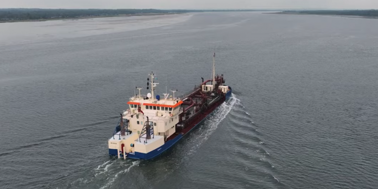 Hvert år bliver der fjernet store mængder sand fra sejlrenden ved Limfjordens udmunding, Hals Barre, for at sikre, at skibe kan sejle sikkert ind til Aalborg havn og Aalborg Portland. Det sand, der suges op, går ikke til spilde. Det bruges i stedet i cementproduktionen hos Aalborg Portland, hvilket skaber et smart og bæredygtigt samarbejde. foto: Aalborg Havn