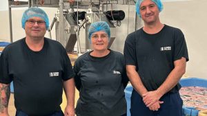 I Aalbæk er Jesper Andersen (tv.) afde- lingsleder og har været det i omkring 16 ud af hans 22 år på fabrikken. Driftsassistenter Anita Larsen og Brian Friis har været ansat hhv. 5 og 12 år. foto: FF Nyt