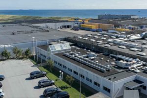 På fabrikkerne i Skagen og Aalbæk forvandles den friskfangede sild til alt fra klassisk marineret delikatesse til nicheprodukter som matjes og rogn – et håndværk båret af dygtige og fleksible medarbejdere. ff Nyt