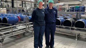 Afdelingsleder Brian Larsen har været ansat i 40 år. Driftsassistent Channie Holm er uddannet industrioperatør gennem Scandic Pelagic og blev ansat som driftsassistent i 2023. foto: FF Nyt