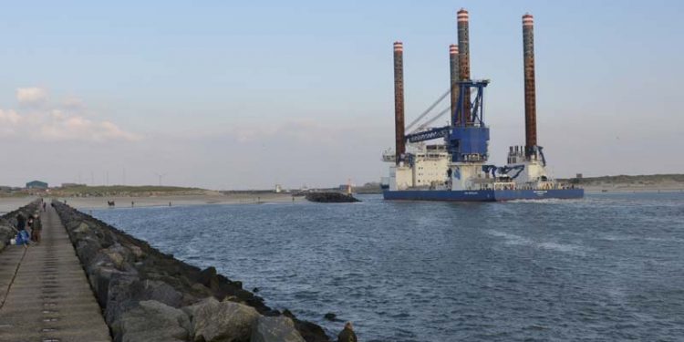 A2SEA benytter endnu engang Hvide Sande Havn.  foto: Sea Installer fra A2SEA Offshore Wind fartøj - FiskerForum
