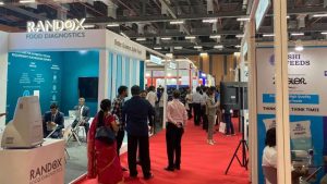 Med over 150 udstillere, tekniske seminarer, smagsdemonstrationer og en intens international B2B-platform har Indien satset stort på både akvakultur og eksport i den netop afholdte Seafood Expo Bharat 2025 – der er landets første store fagmesse udelukkende dedikeret til akvakultur, forarbejdning og eksport af fisk og skaldyr. foto: undercurrent news