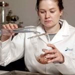 »Vi har gennem flere projekter dokumenteret positive sundhedseffekter fra proteinpulver lavet af laksehoveder. Det har blandt andet vist sig gavnligt for hud, hår og mental sundhed,« siger seniorforsker Tone Aspevik fra Nofima. foto: Nofima Helge Skodvin