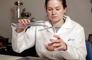 »Vi har gennem flere projekter dokumenteret positive sundhedseffekter fra proteinpulver lavet af laksehoveder. Det har blandt andet vist sig gavnligt for hud, hår og mental sundhed,« siger seniorforsker Tone Aspevik fra Nofima. foto: Nofima Helge Skodvin