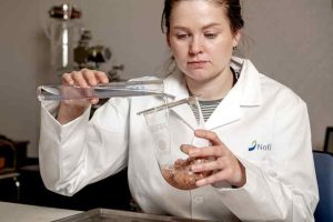 »Vi har gennem flere projekter dokumenteret positive sundhedseffekter fra proteinpulver lavet af laksehoveder. Det har blandt andet vist sig gavnligt for hud, hår og mental sundhed,« siger seniorforsker Tone Aspevik fra Nofima. foto: Nofima Helge Skodvin