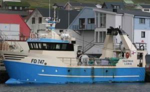 Den mindre hæk-trawler FD 747 Sigatindur, der har hjemhavn på Bryggjan i Leirvík, har haft god vind i sejlene på sin seneste fangsttur. Med en solid last bestående primært af tunge, rødspætte og torsk, kunne besætningen i ugens løb returnere til havnen i Leirvík for at lande 23,5 tons fisk - foto: Kiran J