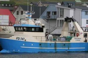 Den mindre hæk-trawler FD 747 Sigatindur, der har hjemhavn på Bryggjan i Leirvík, har haft god vind i sejlene på sin seneste fangsttur. Med en solid last bestående primært af tunge, rødspætte og torsk, kunne besætningen i ugens løb returnere til havnen i Leirvík for at lande 23,5 tons fisk - foto: Kiran J