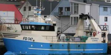 Den mindre hæk-trawler FD 747 Sigatindur, der har hjemhavn på Bryggjan i Leirvík, har haft god vind i sejlene på sin seneste fangsttur. Med en solid last bestående primært af tunge, rødspætte og torsk, kunne besætningen i ugens løb returnere til havnen i Leirvík for at lande 23,5 tons fisk - foto: Kiran J