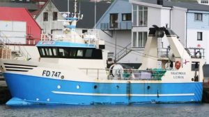 Den mindre trawler **Sigatindur** ankom med en last på omkring 6.000 pund, hvor hovedparten bestod af torsk. foto: kiran J