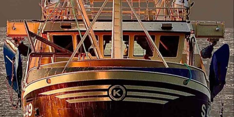 Mangel på nye erhvervsfiskere skærper konkurrencen om lærlinge. Men når skippere, der selv rekrutterer unge til faget, risikerer at miste dem til andre fartøjer i uddannelsessystemets matchning, rammer systemet skævt. Sagen om S449 »Silver Bird« viser, hvorfor belønningsmodeller og klare spilleregler i fremtiden, bør være helt nødvendige. foto: Silver Bird Johnny